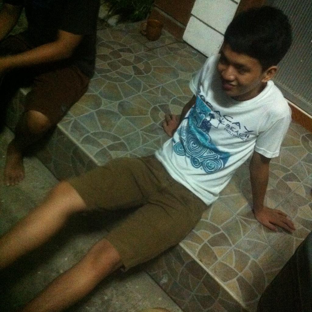 bhoskmark's tweet photo. Kupals unite! yesternight! @irvincabal #kelbin #dyes #gabo GANOOOOOOON! http://t.co/9wXjf9ffhB