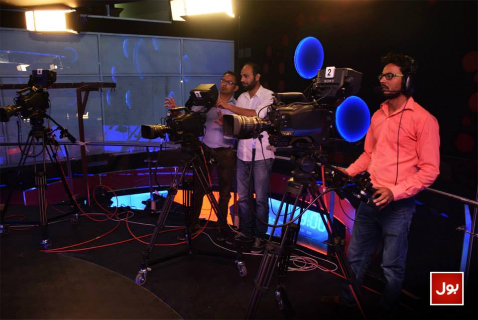 ghulamabbasshah's tweet photo. Team #8Bajay With #MediaGurus ON @BOLNETWORK @nasirchughtai01 @FaysalAzizKhan @AmirZia1 @nazirlaghari http://t.co/NNRz2cenzH
