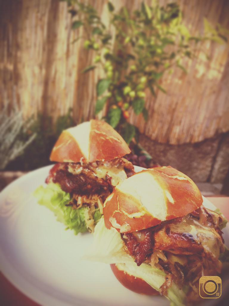 Bavarian Deluxe. Nur dieses Wochenende. #burger #augsburg #schwarzekiste #theplacetobe