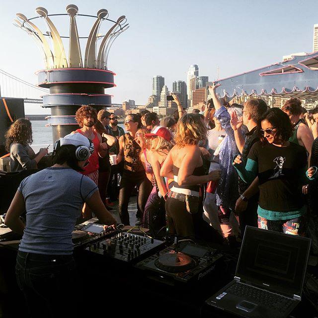 sinned's tweet photo. Daybreaker on a boat. Good morning! #hornblowersf #daybreakersf http://t.co/tfsSOfbHrv http://t.co/3MLkGL3lX4