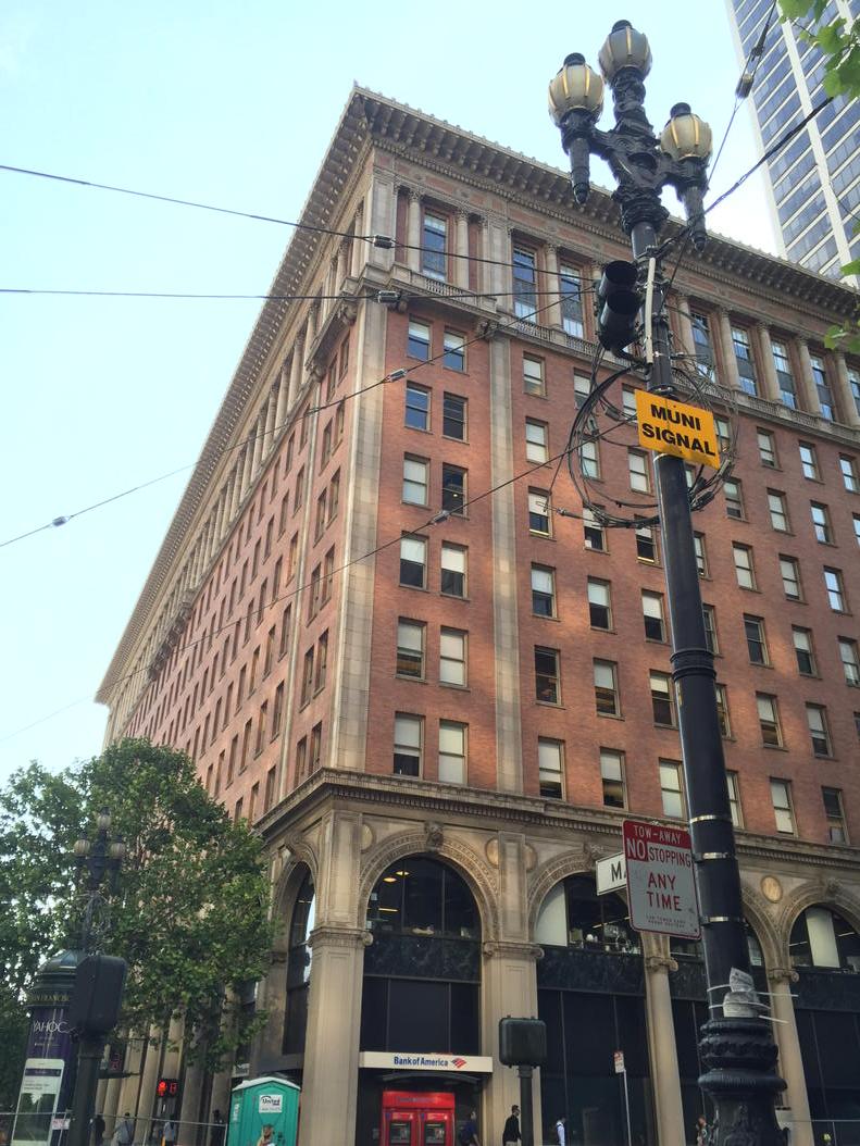 jkarls's tweet image. In SF today @autodesk_design HQ. Talking with #modbot about #fomt in the robotics lab!