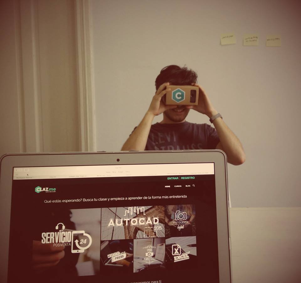 claz_me's tweet photo. En la oficina de @claz_me hoy nos divertimos con un nuevo juguete! #RealidadVirtual #Google #cardboard http://t.co/wqYeAtsolQ