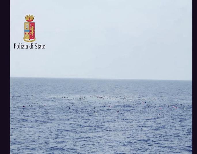 laRossa05's tweet photo. Diese kleinen Punkte dort im Meer. Das sind Menschen.
#FortEu
http://t.co/L2N1sUtobl