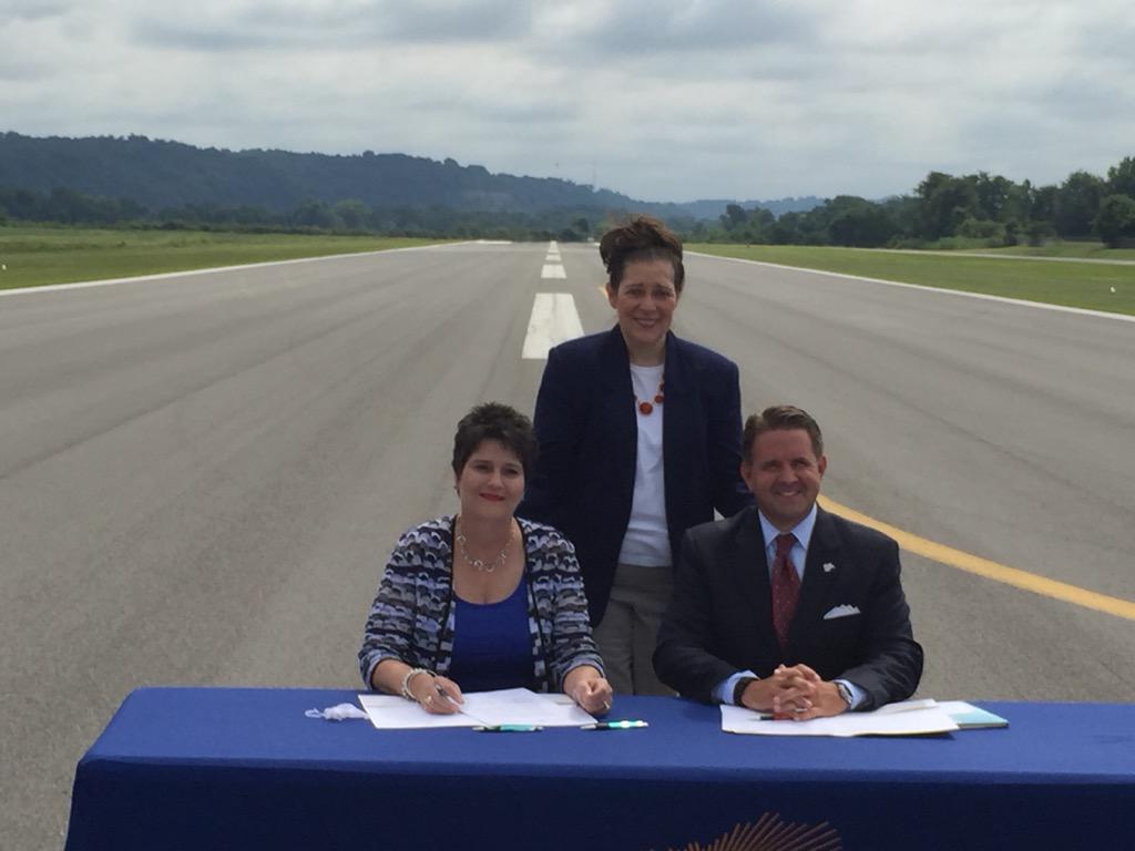 michaeltbenson's tweet photo. Proud to ink another 2+2 partnership with @KCTCS for #EKUAviation in Ashland @EKU_CBTbusiness @EKUCommunities #GoBigE http://t.co/HMkvjWHYbE