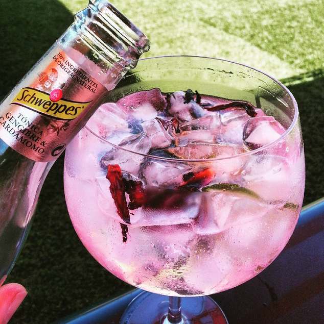 Agarra no copo e brinda a este Sol! Partilha foto com  #summerlovers
#momentoschweppes como fez o Tiago Ferreira.