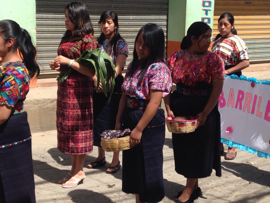 ostuncable's tweet image. Hoy en San Juan Ostuncalco desfile en las calles por el Día internacional de los pueblos indígenas.