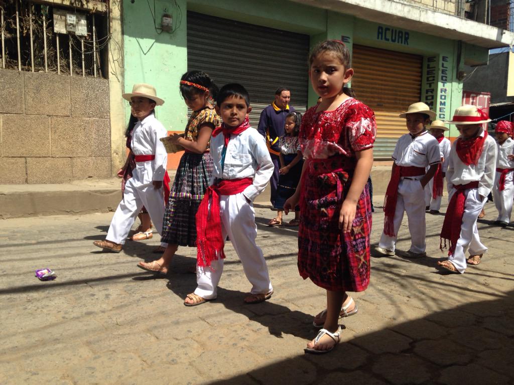 ostuncable's tweet image. Hoy en San Juan Ostuncalco desfile en las calles por el Día internacional de los pueblos indígenas.