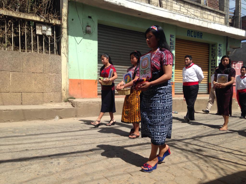 ostuncable's tweet image. Hoy en San Juan Ostuncalco desfile en las calles por el Día internacional de los pueblos indígenas.