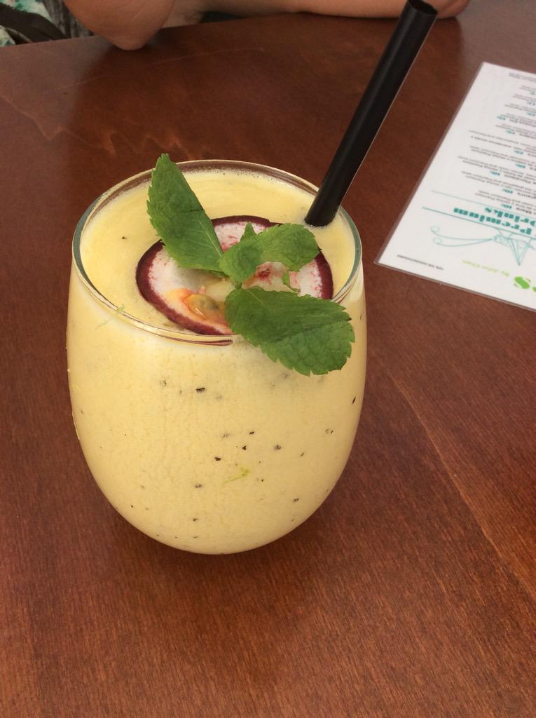 alacartemenus (@alacartemenus) on Twitter photo Vodka sur maracuyá. Cócteles orgánicos en <a href="/holaclubsitges/">HOLA Club Sitges</a> #gastromoment Vodka sur maracuyá. Cócteles orgánicos en <a href="/holaclubsitges/">HOLA Club Sitges</a> #gastromoment