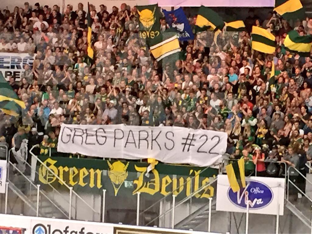 Rosenrasande's tweet photo. Grym hyllning till Parksie. Cred till Lövens fans. http://t.co/cUr7PNyPU9