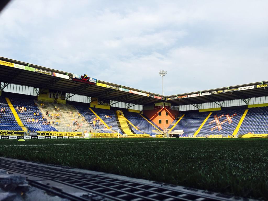 De zon gaat langzaam onder, het Rat Verlegh Stadion stroomt langzaam vol. Over vijf kwartier beginnen we! #NACpraat