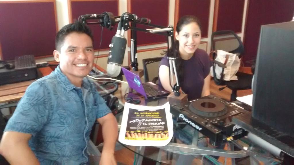 EnImpulso's tweet photo. @Lulucouti y @JC_Duran echando charla en #FueradelaCubeta por @PirataPlaya #DiaInternacionaldelaJuventud http://t.co/Dq81OoSJ7S