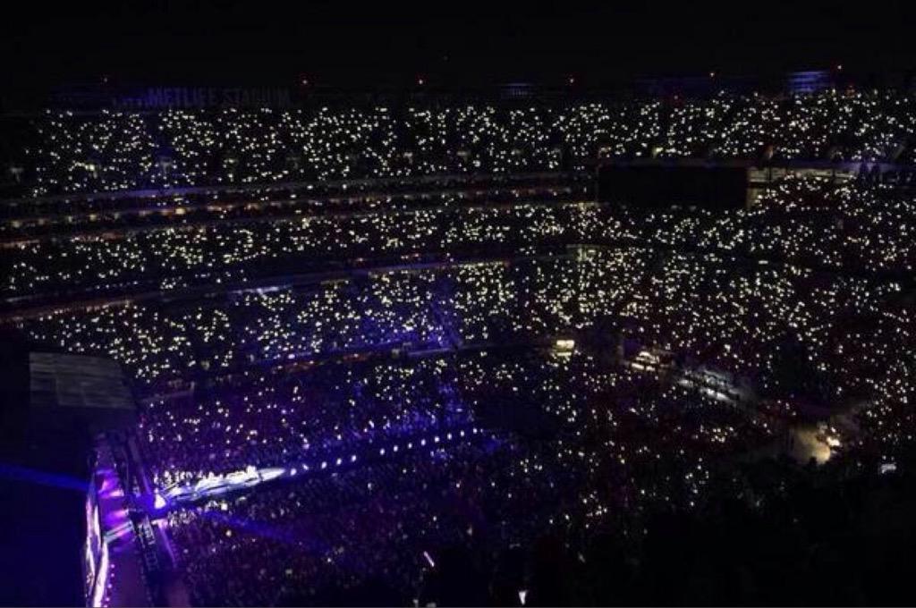 All1DFandom's tweet photo. RETWEET IF YOU'RE PROUD OF OUR BOYS &amp; FANDOM!

#DragMeDownMusicVideo
#MTVHottest One Direction http://t.co/FWkMkBAWET