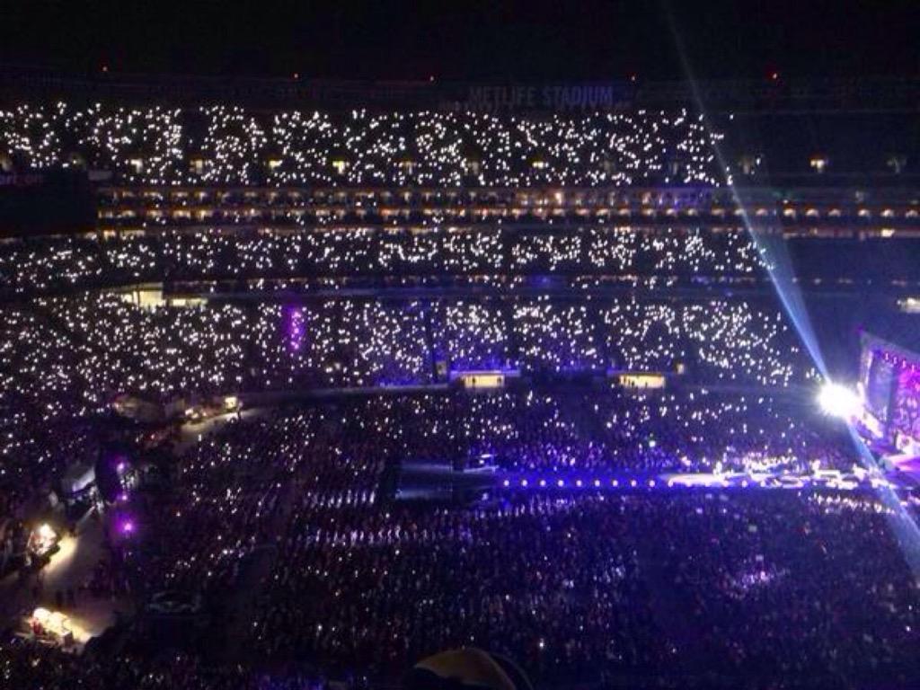 All1DFandom's tweet photo. RETWEET IF YOU'RE PROUD OF OUR BOYS &amp; FANDOM!

#DragMeDownMusicVideo
#MTVHottest One Direction http://t.co/FWkMkBAWET