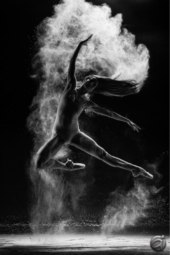 allidebona's tweet image. Who does it better? 
ME or @LeBronJames?
 📷@arhscana RT 👏🏻👏🏻 @Nike @NBA @KeepBalletAlive