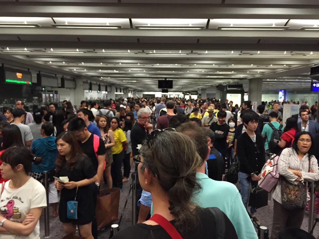 simonarch888's tweet photo. Still in line #HK after #QF128 cancelled and #qantas doesn't  have any procedures to look after #platinum fliers 😞 http://t.co/xj6dujbxgk