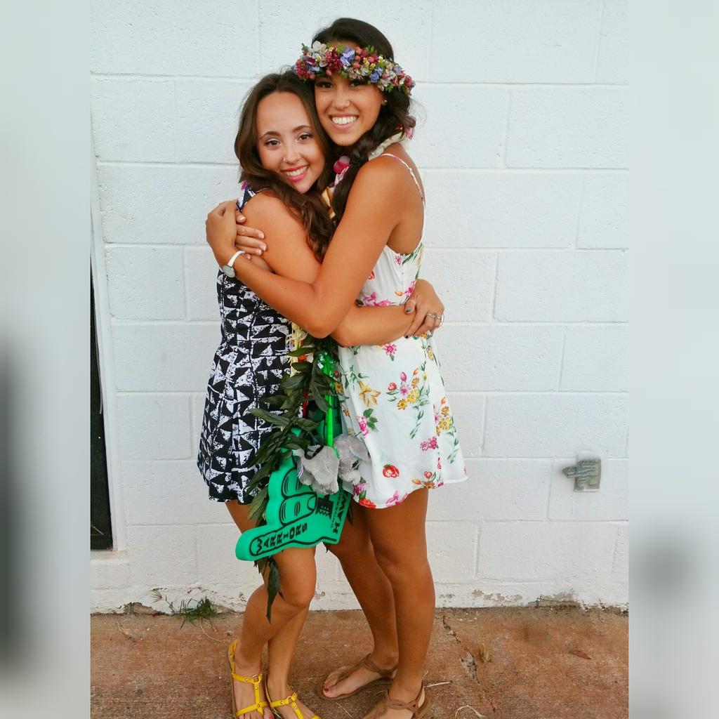 SimoneCulwell's tweet photo. Missing my babes @winonajane76 this #alohafriday🌺🌴 #roomielove #UHmanoa💚 #graduationflashback #hakulei http://t.co/2ZGh9bLVNu