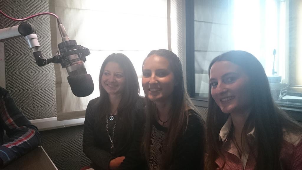 rugbydecuyo's tweet photo. Las hermanas Greco,  Romina, Yanina y Belén en lo estudios de red 101. #Rugbyfemenino Gracias por la onda! http://t.co/xfrNPyQsf6