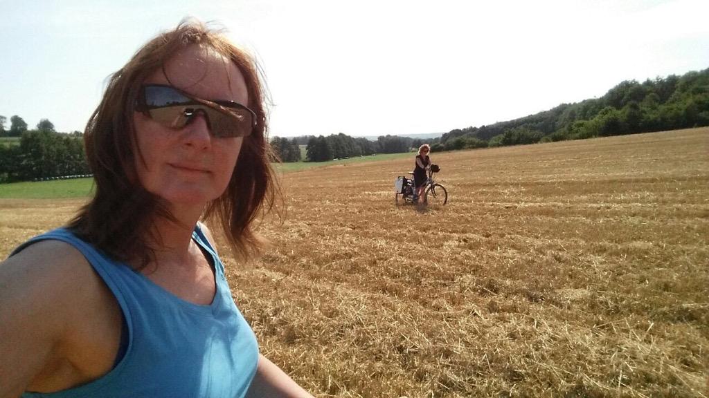 Twee dames ernstig van het pad af....en weer en route. Gelukkig was het bloedheet. #blijvenlachenditisleuk