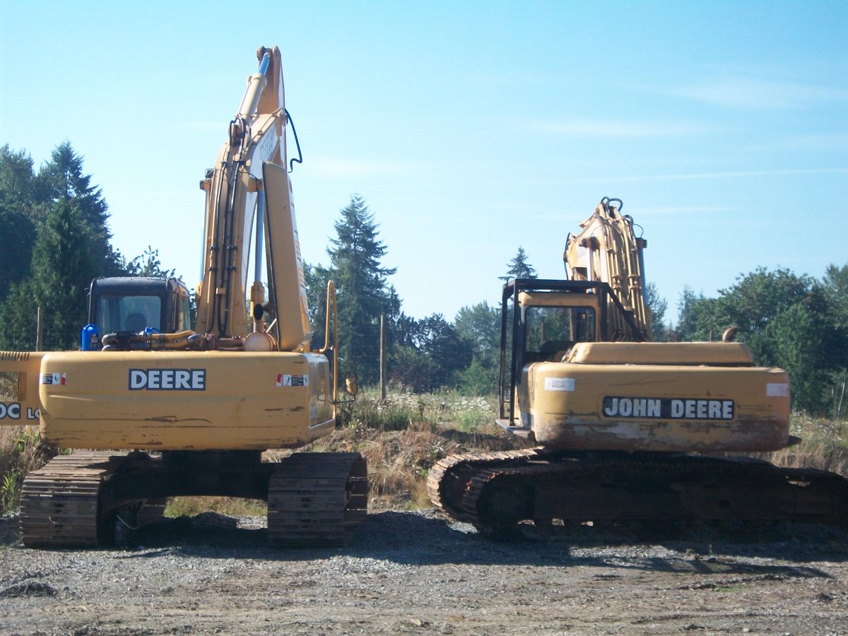 Flemings_Equip's tweet photo. A beautiful day for repairing these Deere sisters :) #ExcavatorRepair #ExcavatorParts http://t.co/C45Heps28D