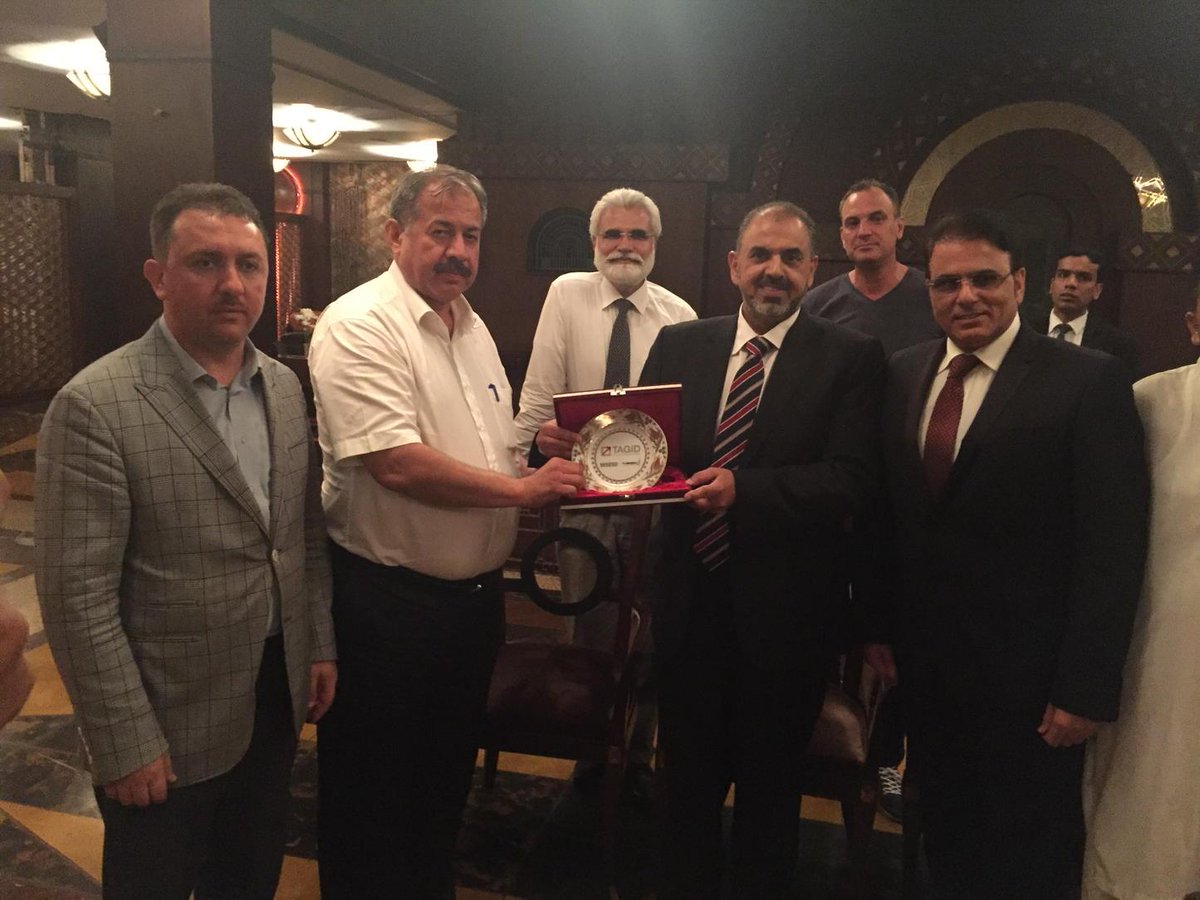 Yönetim Kurulu Başkanvekilimiz Tevfik AYHAN Lord Nazir Ahmet plaket verirken