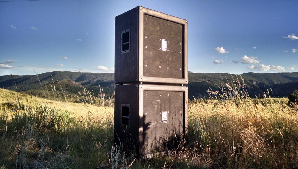 AtlasCabinets's tweet photo. Aeolipile bass stack built for Frank Lato of #polyptychofficial and #Endmember. #bass #Stack #metal http://t.co/YSO66mi8FG