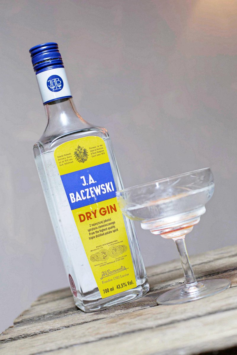 BaczewskiVodka's tweet photo. Gin is a great summer time drink, Baczewski goes beautifully with tonic or soda water... http://t.co/jflH4eQSA8 http://t.co/Ugn0IeiltA