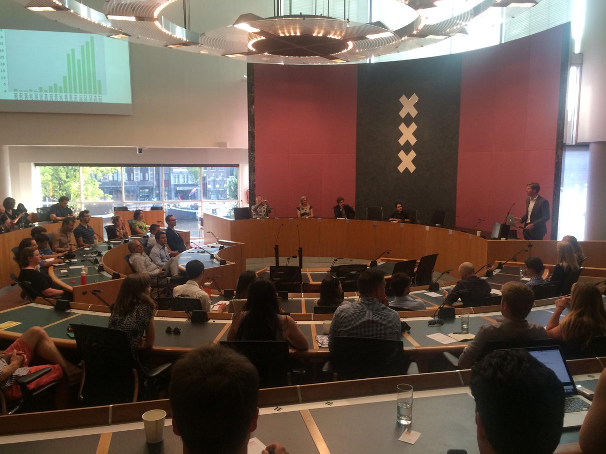 zeeger's tweet image. Volle raadszaal bij avond over fietsen in Amsterdam #pccams