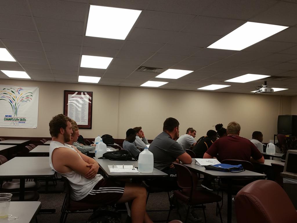 sdpressley's tweet photo. Glad to have the opportunity to talk with @EKUFootball Freshman @EKU_2018 about communicating with faculty. http://t.co/CrqjFyzBf2