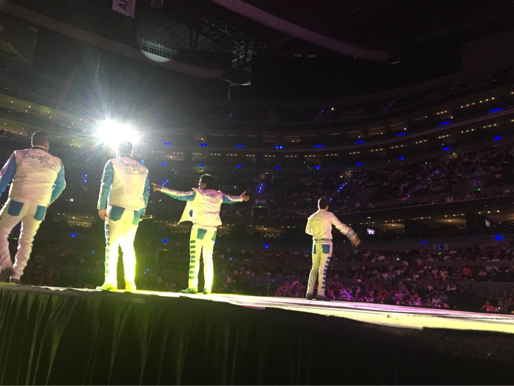 juliobrv's tweet photo. ESTO SE VIVIÓ EN LA ARENA CIUDAD DE MÉXICO CON LA BANDONONONA RANCHO VIEJO 👣👣👣QUELEHACE http://t.co/73fgWQjD6R