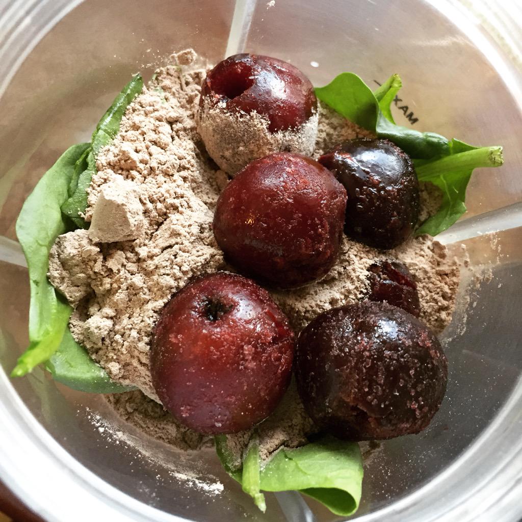 waterdots's tweet photo. What's in your smoothie? #PlantProtein #Spirulina #Sprouts #Vegan #ChocolateComplete http://t.co/AKHraHq2KU