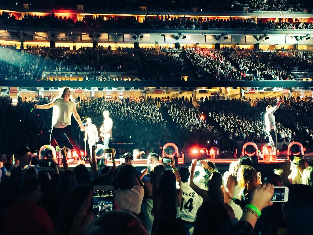 1DstalkerGER's tweet photo. Missed the boys too much so I bought a ticket for the Santa Clara concert last month during my US trip ☺️ http://t.co/DEK6Bensom