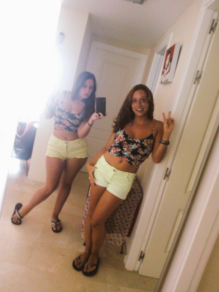 AleeArnal's tweet photo. Dos tontas muy tontas @patrigarcia92 http://t.co/tdoG9xZBsW