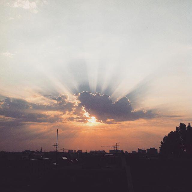 Berlin ✌️ #helloweekend #rooftopsession