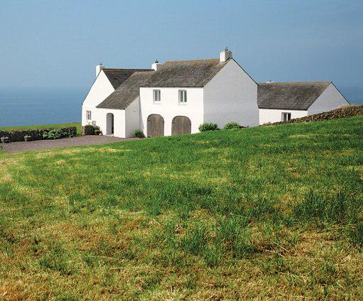 _AngelaLansbury's tweet photo. Inside Dame Angela Lansbury's farmhouse on the Coast of Ireland: http://t.co/nZ053GR2ki http://t.co/7Nu7tb6wKN
