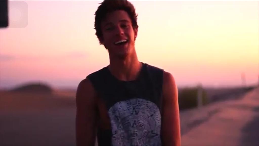 Immrsgilinsky's tweet photo. @camerondallas #CameronDallasPhotoShoot  CAMERON DALLAS PLUS THW MUSIC OF GOOD FOR YOU IS JUST PERFECT AND THAT SMILE http://t.co/ZkZ5QIOGZ0