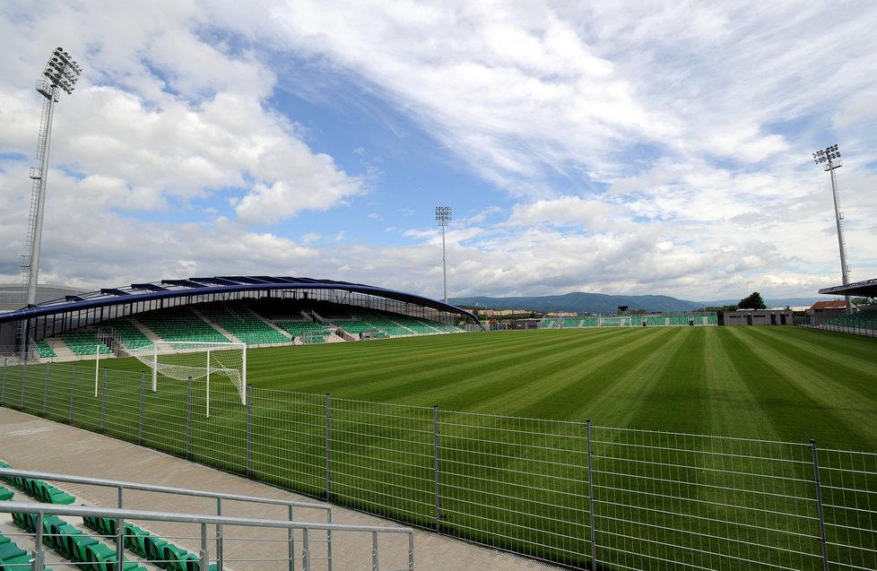 TatranRakovnik's tweet photo. Zítra nás čeká první zápas v divizi! Naše mužstvo zajíždí na hřiště @FCChomutov. #divizeB http://t.co/2aBD9CDlRF