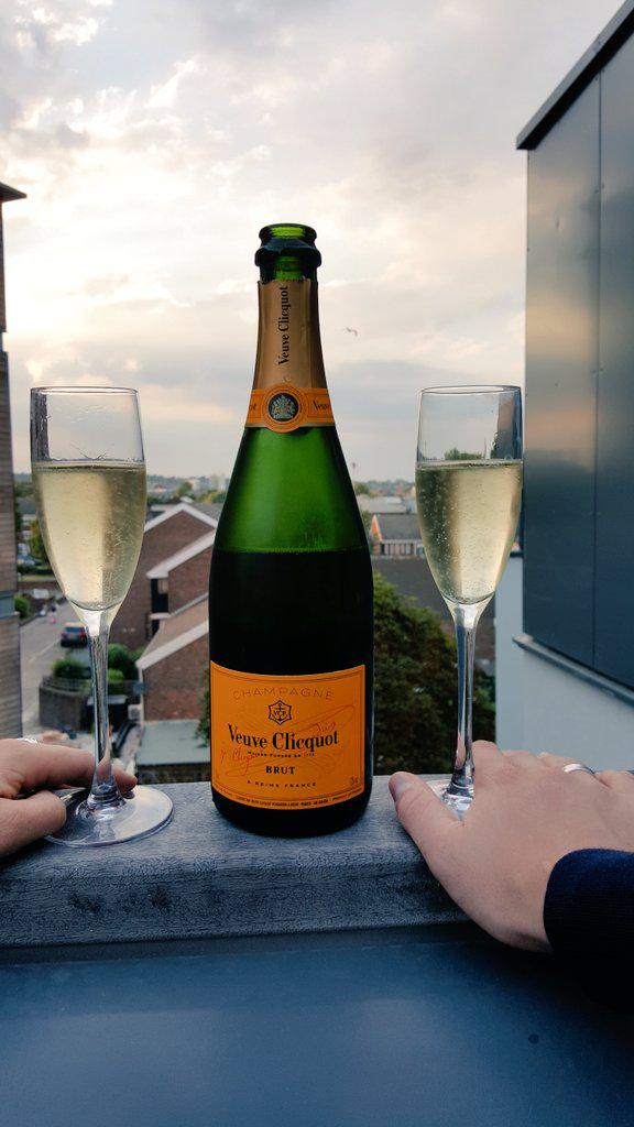 GHDixon's tweet photo. Thanks for the champagne @RewardGateway #happybirthdaytome #greathill #rgfun http://t.co/jjmaquuwKF