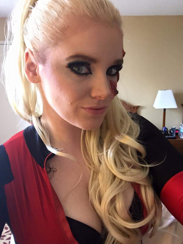 IchicoComics's tweet photo. Our girl rockin lady deadpool! @UltraGirlsCos. Is killin it at #KCCC #IchicoComics http://t.co/WmimmTWW78