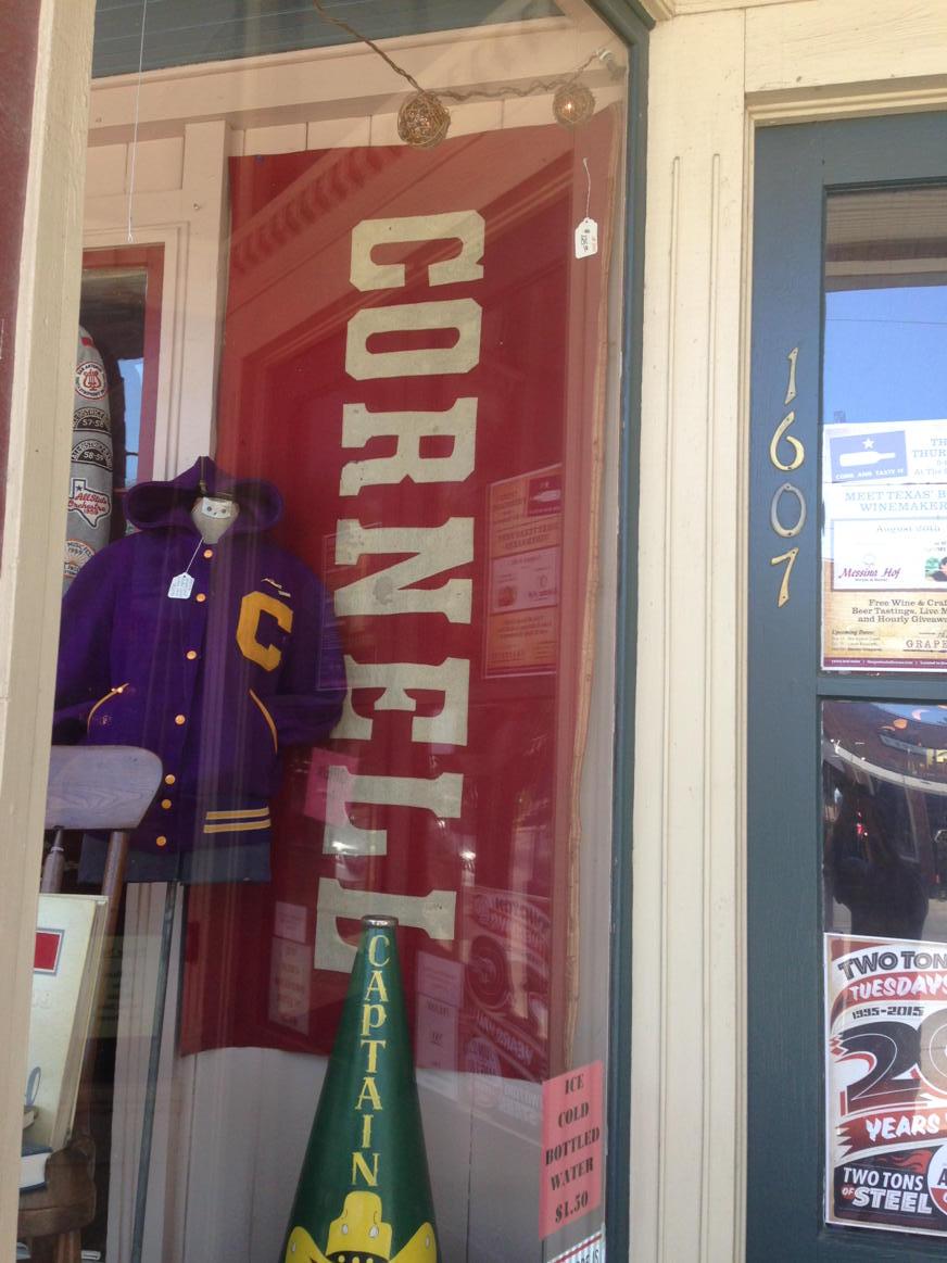 coachgregjones's tweet photo. Even in Gruene, TX everyone is #ThinkingRED #LargestIVY http://t.co/U5l495h8s5
