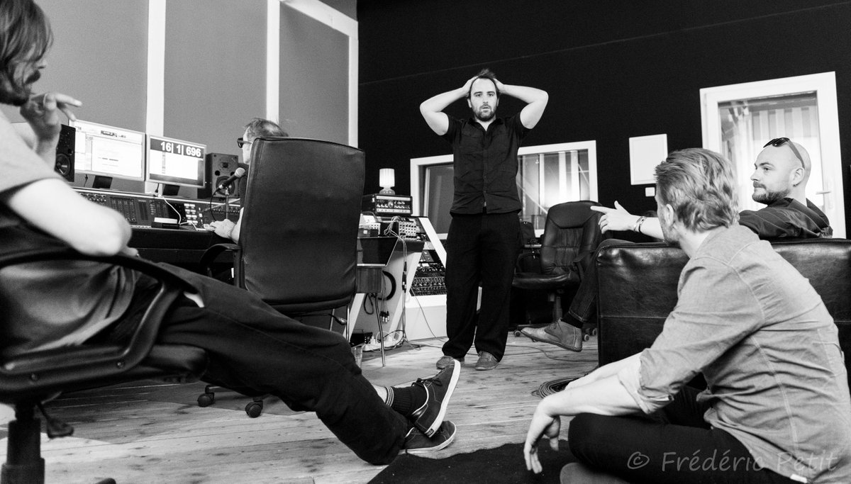 Les claviers, la batterie et les voix, dans la boite au studio <a href="/music_unit/">MUSIC UNIT</a> ! 
bit.ly/1ho1wcq
<a href="/3minutessurmer/">3 minutes sur mer</a>