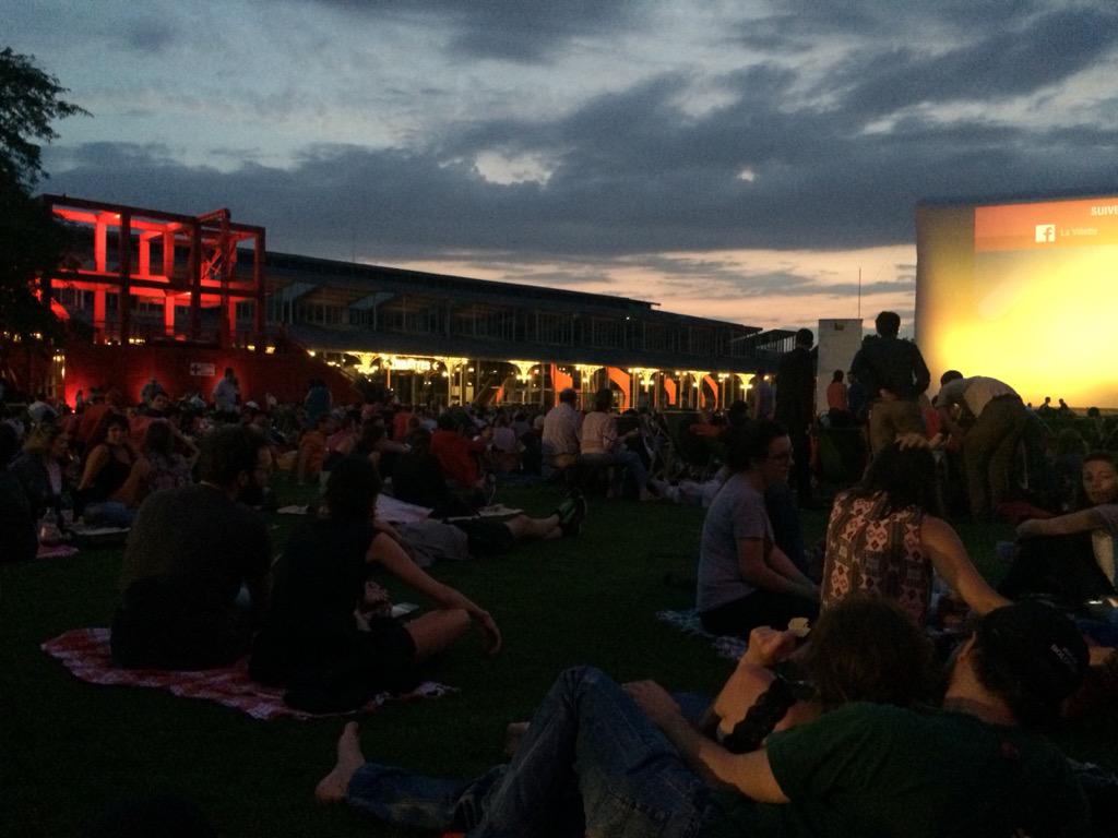 markgraafland's tweet photo. Cinéma en plein air @lavilette_ : big crowd enjoying Le Mépris ànd dinner on the lawn. Great atmosphere! http://t.co/PIFVYyQx5U