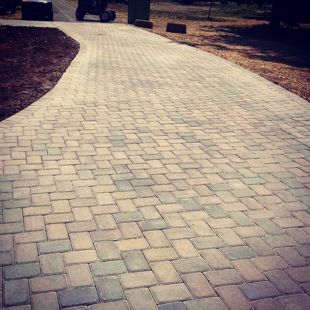 Popestreetwines's tweet photo. #grinnellpavers #SPARTAN 1 #PAVER #DRIVEWAY #builttolast #colorthrough #buckskin #hardscape #outdoorliving #wfan http://t.co/Fvxe7dz0Lu