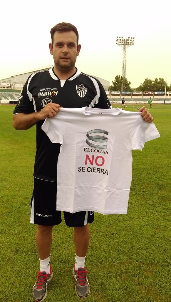 Nuestro gran <a href="/fernandofunez3/">fernando funez</a> en el entreno de hoy en plena recuperación de su Rodilla. Apoyando a #ElcogasnoseCierra