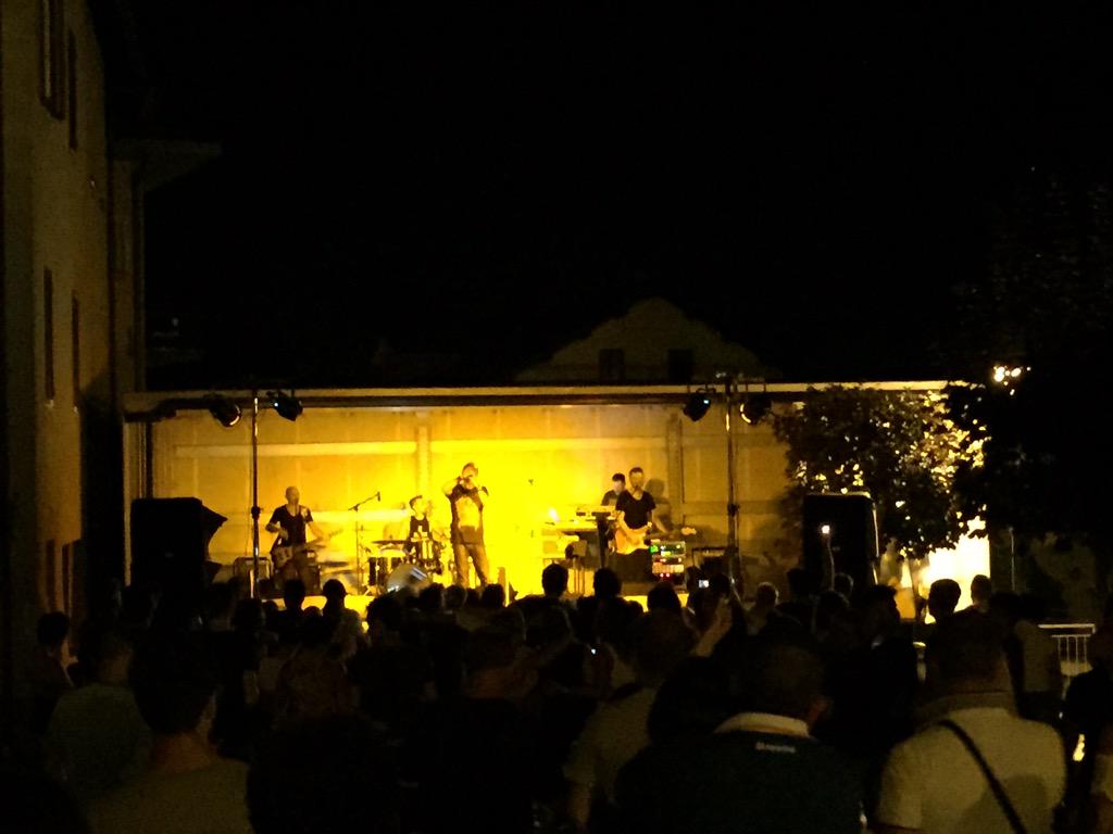 SerendelGrappa's tweet photo. E ora cover band Max Pezzali #TransCimetta  anche questo è #Decennale2015 http://t.co/x9Czpry9Mk
