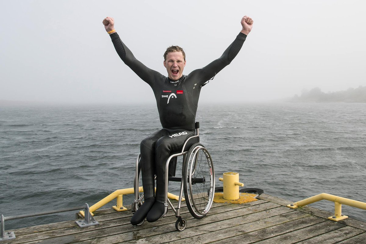 aronanderson's tweet photo. För 18år sen opererades jag för cancer &amp; hamnade i rullstol. Idag simmade jag 37km Swe-Åland. Allt är möjligt! http://t.co/6Ws18brJ9F
