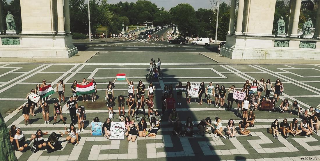 bazmegclifford's tweet photo. . @5SOS hello boys we had a nice 5sos meetup here, in Hungary, so please notice our fascinating group pic, thaanks http://t.co/IzqNvY5CQ3
