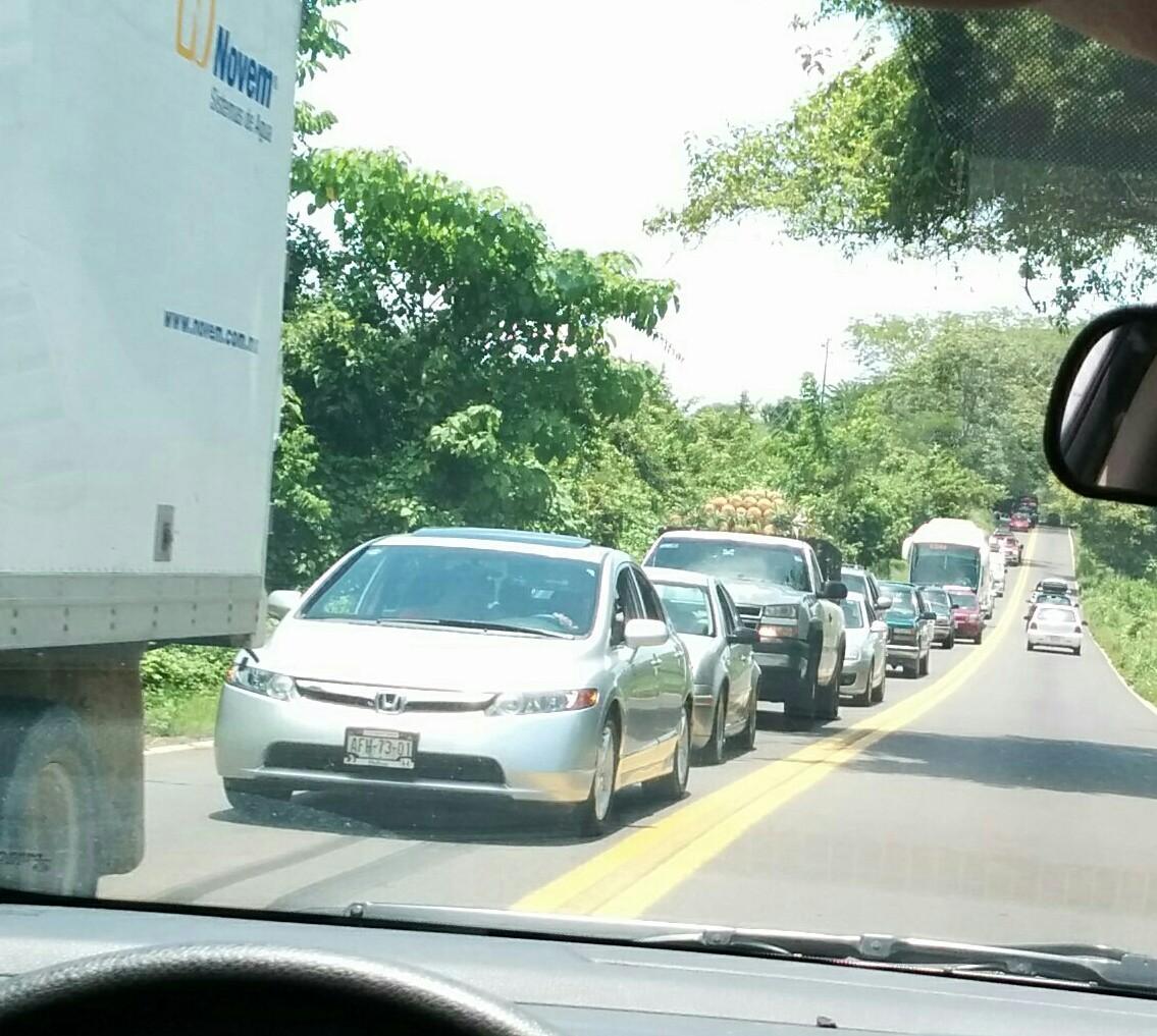mari_goro's tweet photo. Increíble la falta de criterio al obstruir camino, tiempo aprox Gdl-Vallarta 6, 7 horas #estupidez #muymalNayarit http://t.co/NNj2twL0VM