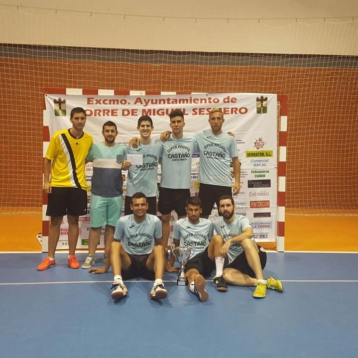 7josemari's tweet photo. Campeones en Torre de Miguel Sesmero por 2º año consecutivo tras vencer 4-1 en la final #SuperAhorroCastañoFs http://t.co/D1UTOl7hEu