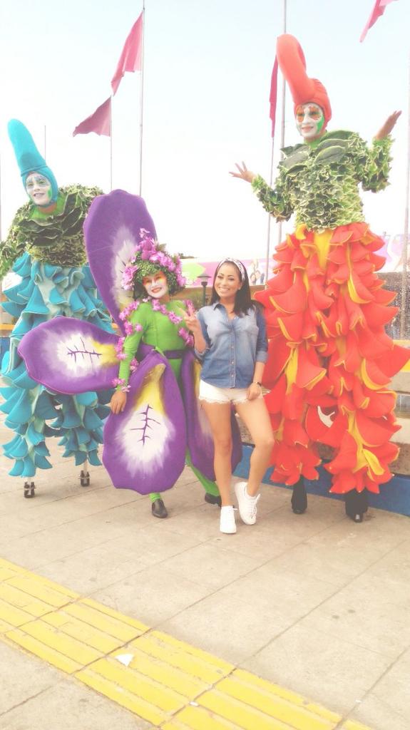 Pop12tv's tweet photo. Paola Orantes nos estará mostrando esta tarde toda la diversión que se vive en #Consuma2015. http://t.co/fWUfAfR0EN